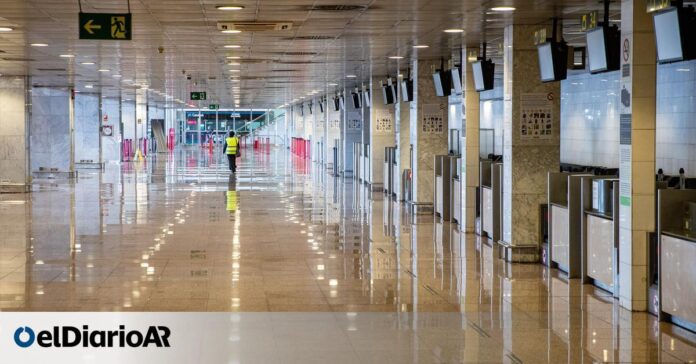 Un avión procedente de Marruecos aterriza de emergencia en Barcelona y 28 pasajeros tratan de huir