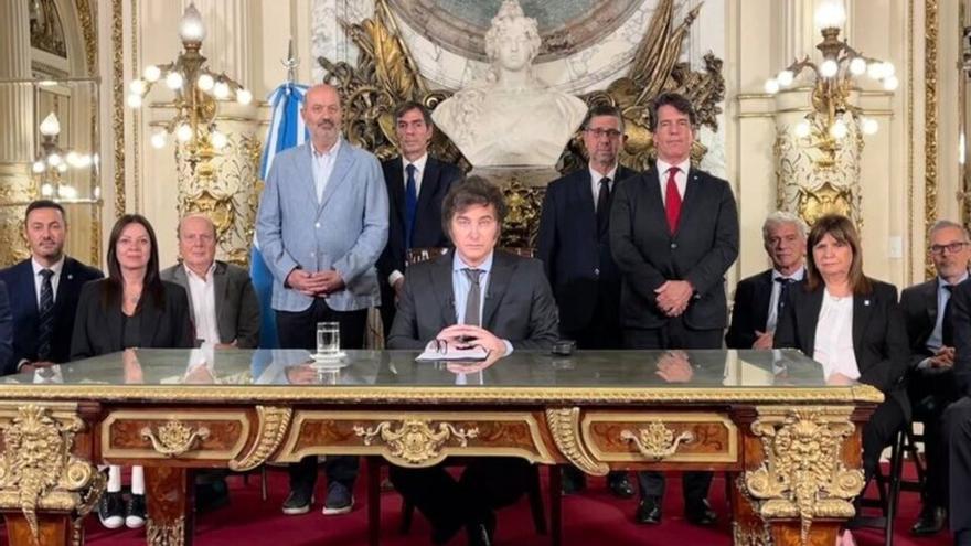 Francos volvió a apuntar contra los diputados: