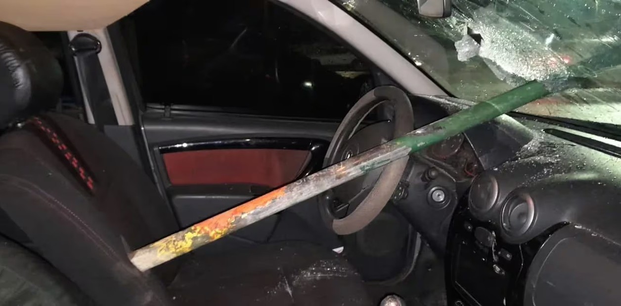 Salvaje ataque en Belgrano: un caño le partió el parabrisas cuando cruzaba el túnel de Libertador y se salvó de milagro