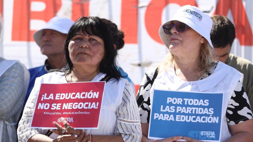 La Policía reprimió a docentes que protestaban en la Plaza del Congreso