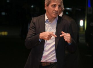 Caputo, entre la escasez de dólares y el polvorín provincial