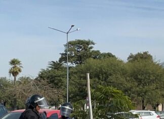 Casa de Gobierno: Una mujer demorada y varias encadenadas en protesta de ex beneficiarios del Potenciar