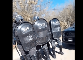 Familiares y vecinos protestan frente a la casa de un presunto abusador