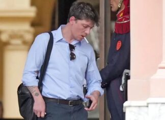 Pese a su creciente poder, Santiago Caputo está fuera del radar de la Oficina Anticorrupción